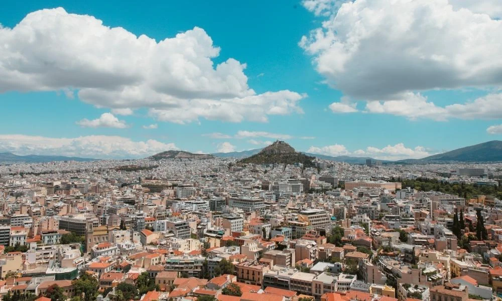 Οι μισοί Έλληνες θέλουν να αγοράσουν σπίτι και δεν μπορούν: Πόσα χρόνια δουλειάς απαιτούνται για την αγορά κατοικίας στην Αθήνα